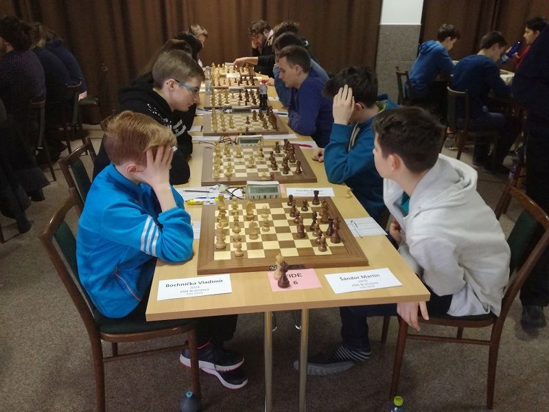 9.kolo: V.Bochnička - M.Šándor 0,5:0,5 Klubové derby na záver turnaja, spojené s obojstrannými zdravotnými indispozíciami 420