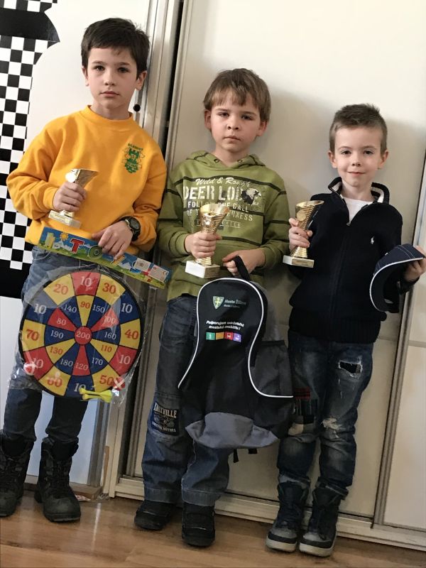 Trojica najúspešnejších v kategórii chlapcov do 8 rokov, vrátane strieborného Ryana 425