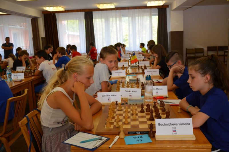 U12 - 3.kolo: M.Vanková - S.Bochničková 0,5:0,5 Škoda samotného záveru, víťazstvo bolo na dosah 875