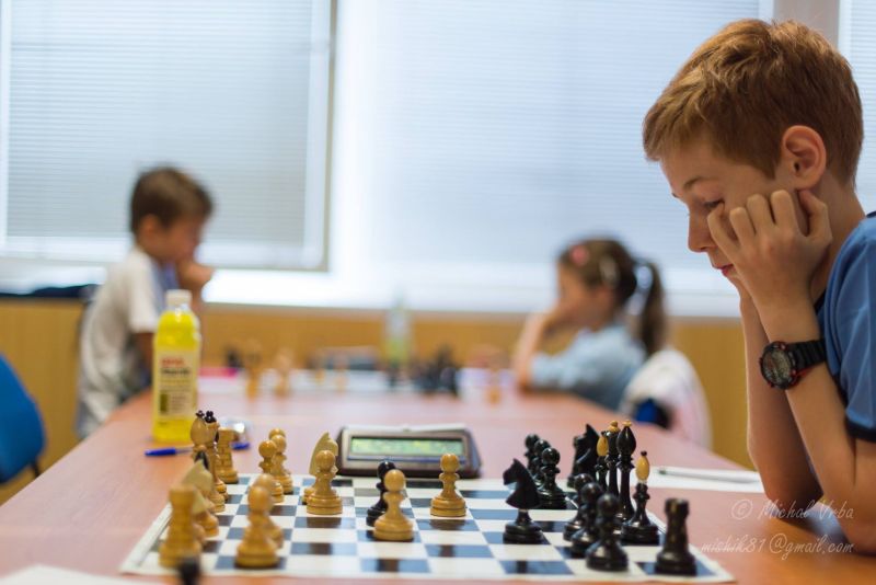 3.kolo: Ľ.Skach - V.Bochnička 0:1 Povinnú jazdu Vladko zvládol (zdroj: FB konto Milujeme šach) 911