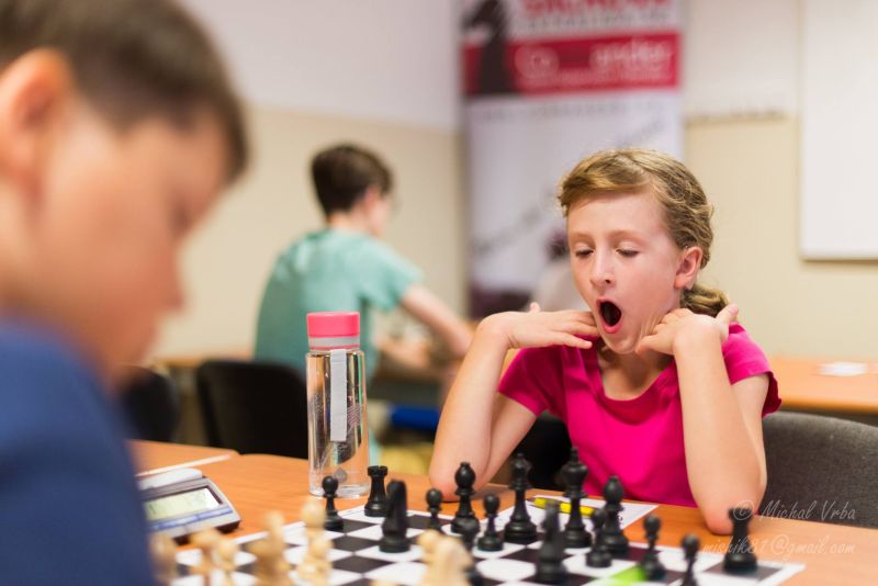 3.kolo: J.Koška - N.Havaldová 1:0 Španielska hra Natálku evidentne nudila (zdroj: FB konto Milujeme šach) 913