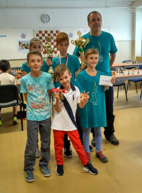 Záverečná spoločná klubová fotografia 921