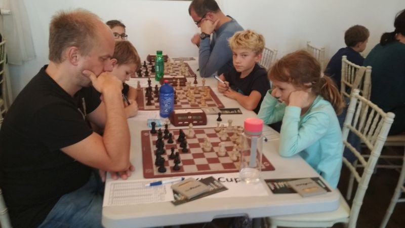 7.kolo: N.Havaldová - R.Libich 1:0 Aj štvrtá partia Natálky bielymi figúrami znamenala jej výhru 065