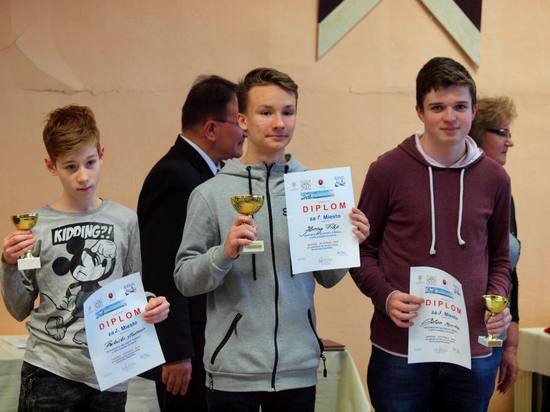 Trojica najlepších v kategórii chlapcov do 18 rokov a striebro Vladka (zdroj: Fotogaléria organizátora podujatia) 381