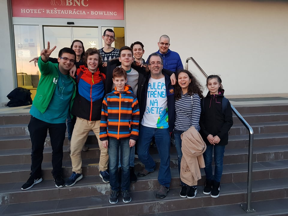 Víťazná zostava spolu s našim rozhodcom (z hráčov ktorí nastúpili v zápasoch na fotke chýbajú FM S.Sahidi, WFM A.Vrtiaková, P.Macko) 560