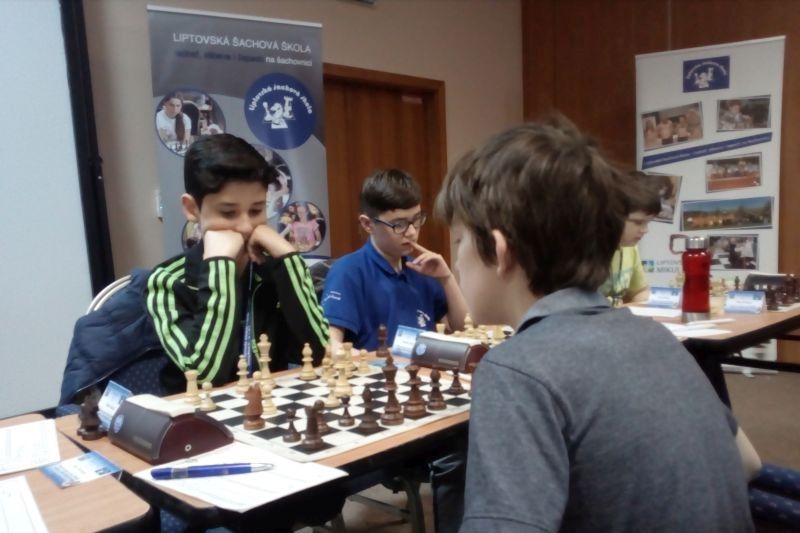 8.kolo: Sh.Sahidi - J.Oružinský 1:0 Jazdec na kraji šachovnice... 679