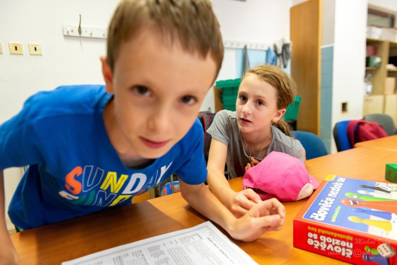Súrodenecká fotografia počas prestávky medzi kolami (zdroj: FB konto MilujemeŠach) 976