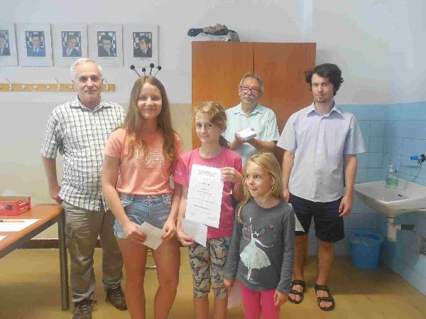 Medailistky v kategórii dievčat, vrátane zlatej Natálky a striebornej Mišky (zdroj: web ŠK Doprastav) 980