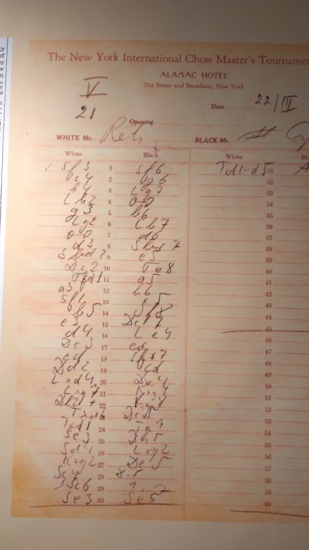 Originál partiáru legendárneho víťazstva nad Capablancom z New Yorku 1924, ktorým uštedril majstrovi sveta prvú partiovú porážku po 10 rokoch 104