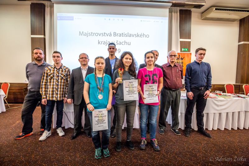 Trojica najúspešnejších študentiek, vrátane zlatej Emky a bronzovej Mišky (zdroj: FB konto BŠA) 188