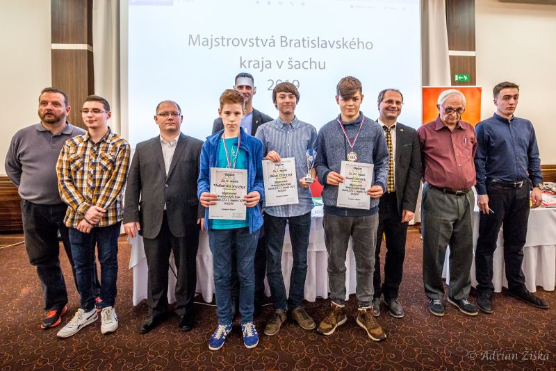 Trojica najúspešnejších žiakov, vrátane strieborného Vladka (zdroj: FB konto BŠA) 204