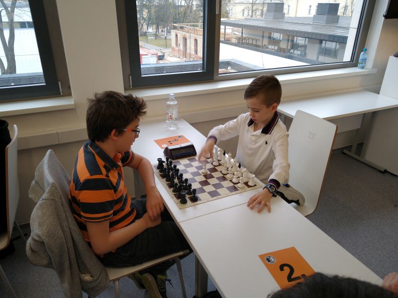 9.kolo: C.R.Mészáros - M.Palczert 0:1 Čestná prehra s neskorším víťazom turnaja 416