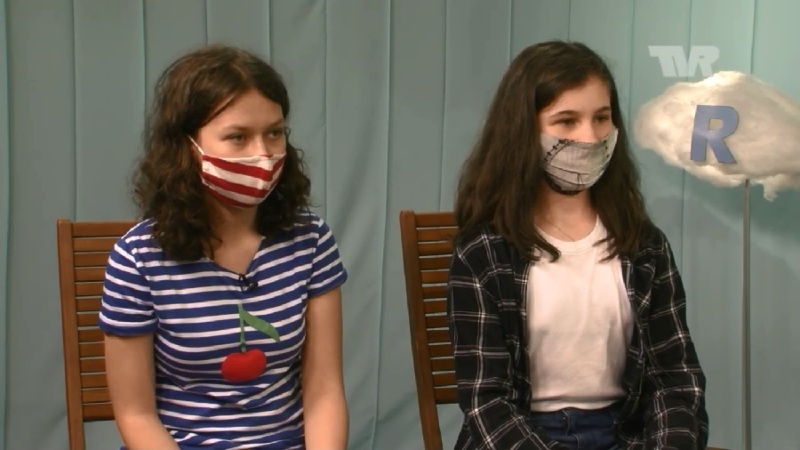 Aj keď to nevidieť, odpovedáme na otázky moderátora :) (zdroj: archív Ružinovskej televízie) 495