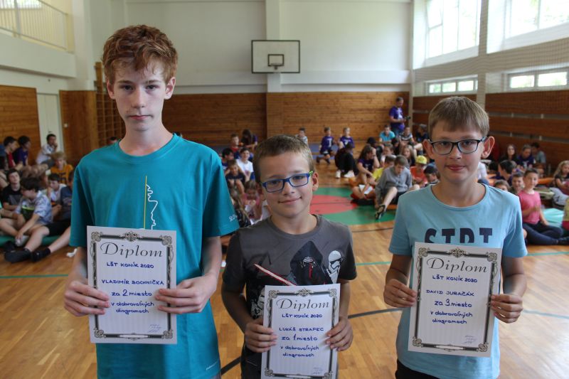 Trojica najúspešnejších účastníkov riešiteľskej súťaže, vrátane strieborného Vladka 579