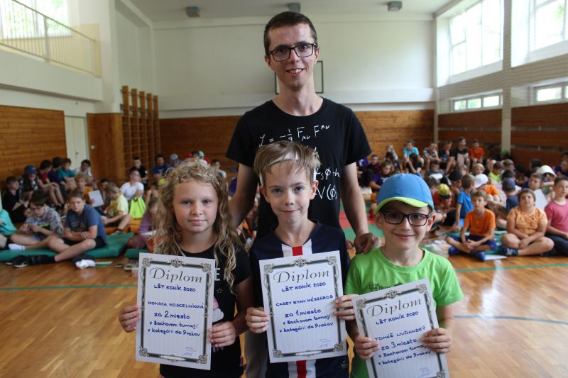 Trojica najúspešnejších hráčov kategórie do 9 rokov, vrátane zlatého Ryana 581