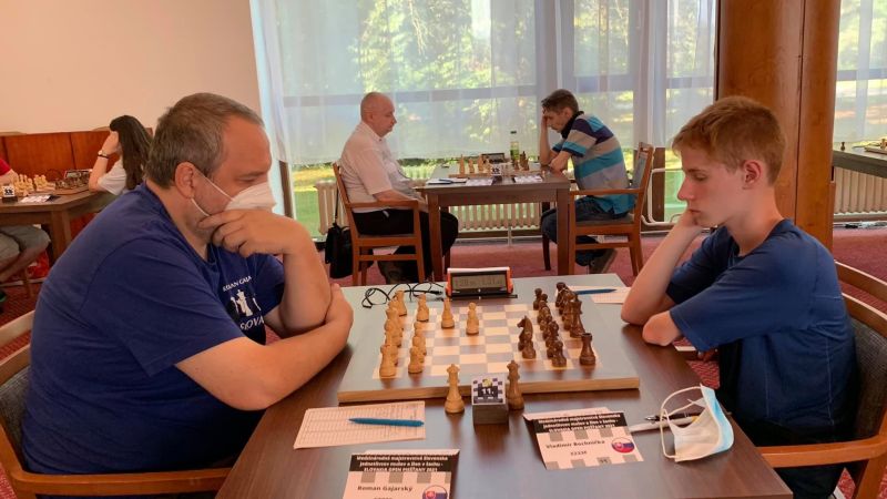 1.kolo: R.Gajarský - V.Bochnička 0:1 Vladkova výhra v miniatúrke 420