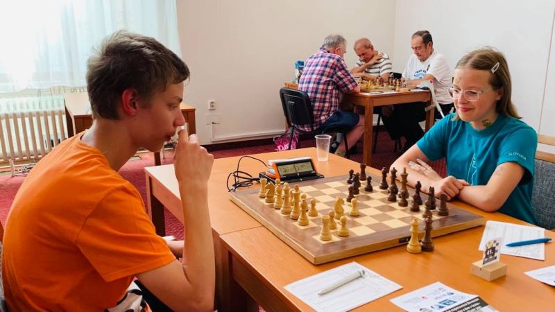 4.kolo: J.Mederly - G.Kapolková 0,5:0,5 Grétke čoskoro zamrzol úsmev na tvári 426