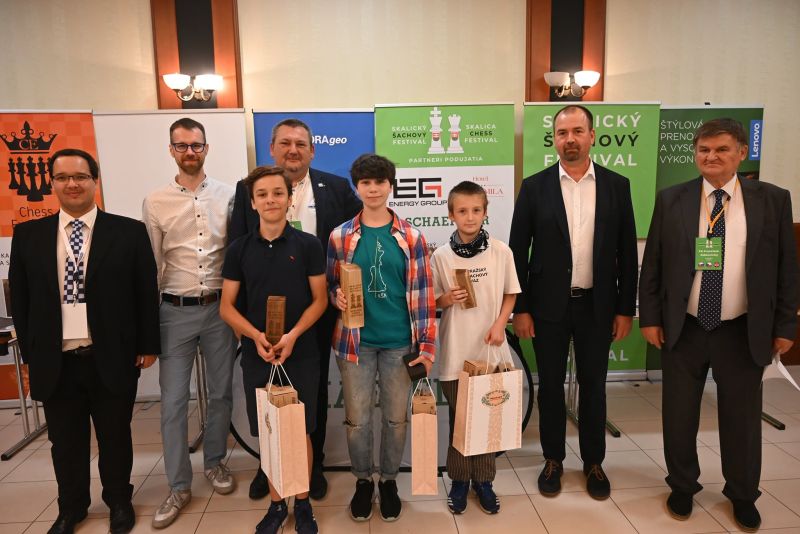 Najúspešnejší hráči turnaja O pohár firmy Schaffler, vrátane zlatej Simonky (zdroj: FB konto Skalického šachového festivalu) 515