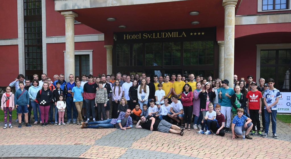 Spoločná fotografia účastníkov Skalického šachového festivalu (zdroj: FB konto Skalického šachového festivalu) 516
