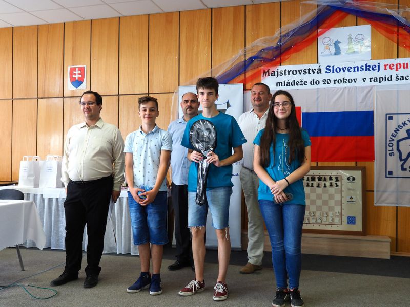 Trojica najúspešnejších na druhej šachovnici, vrátane zlatého Jakuba a bronzovej Martiny (foto: Ľ.Strapec) 054