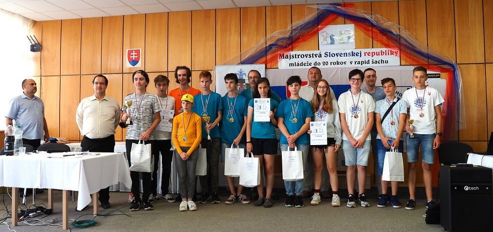 Trojica najúspešnejších družstiev starších žiakov (foto: Ľ.Strapec) 057