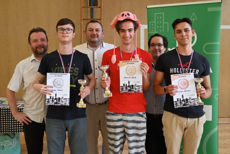 Trojica najúspešnejších študentov SŠ, vrátane bronzového Maťa (zdroj: FB organizátora podujatia) 410