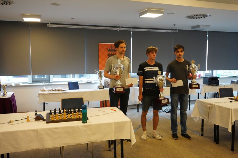 Najlepšia trojica v GM turnaji, vrátane bronzového Samira (zdroj: web organizátora podujatia) 427