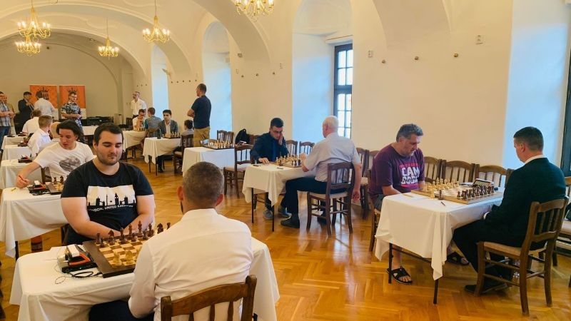 Pohľad do hracej miestnosti uzatvorených turnajov počas úvodného kola 482