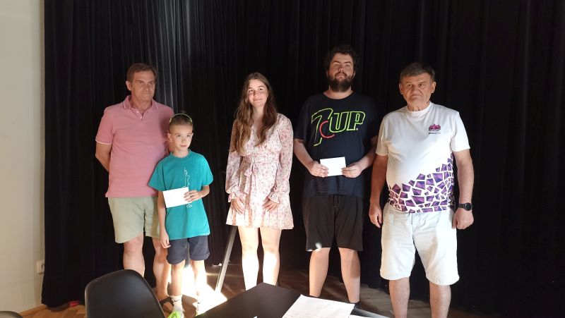 Trojica najúspešnejších hráčov Open turnaja, vrátane strieborného Ryana 484