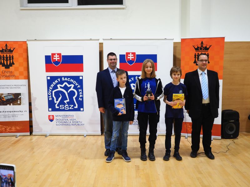 Trojica najúspešnejších na 1.šachovnici, vrátane strieborného Ryana (foto: Ľubomír Strapec) 106