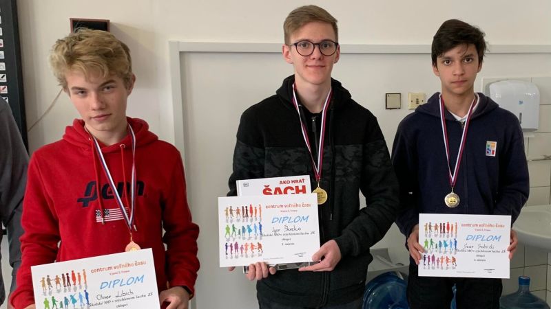 Trojica najúspešnejších hráčov turnaja, vrátane strieborného Seara 155