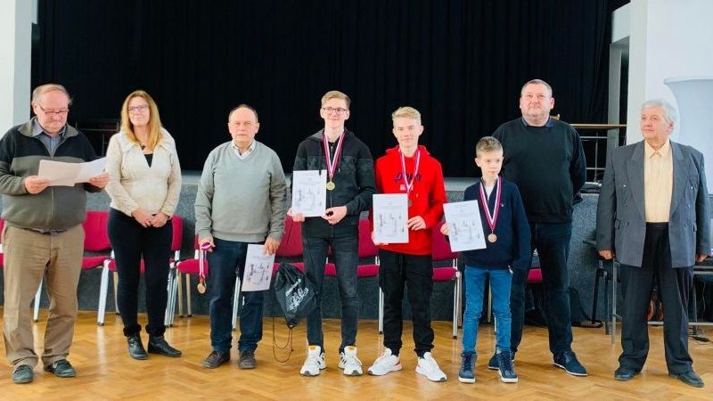 Trojica najúspešnejších účastníkov turnaja, vrátane bronzového Ryana 159