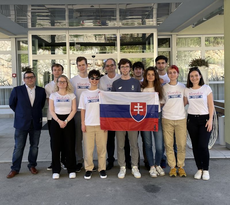 Spoločná fotografia oboch repre na Mitropa Cup 2023. Jerguš, ako sa správne drží vlajka? ;-) 302