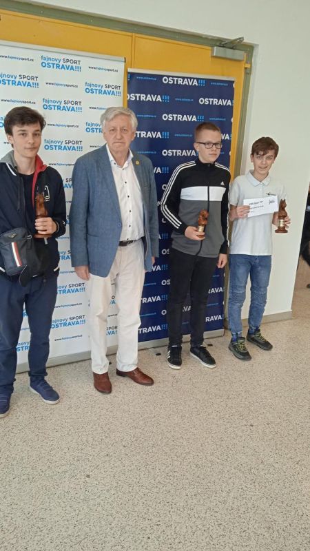 Trojica medailistov z Interchessu a legenda svetového šachu - veľmajster Oleg Romanišin 338