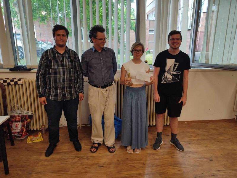 Grétka pri záverečnom vyhlasovaní ako víťazka kategórie žien (zdroj: FB ŠK Levice) 476