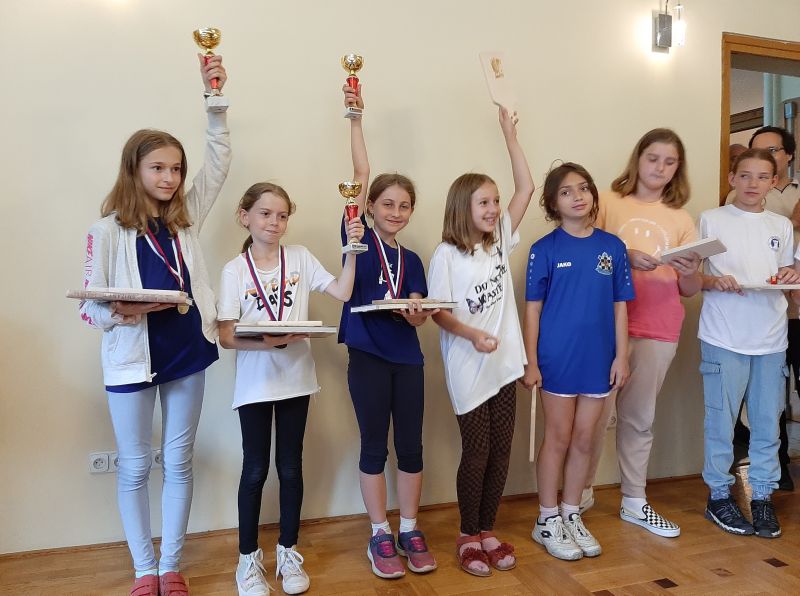 Hráčky kategórie D11, vrátane Mišky (zdroj: článok organizátora na webe SŠZ) 484