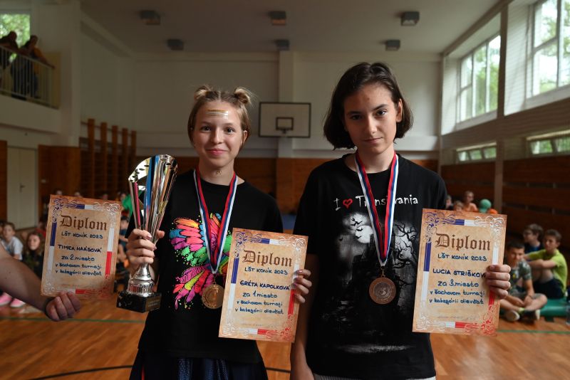 Trojica najúspešnejších hráčok šachového turnaja, vrátane zlatej Grétky a bronzovej Lucky 540