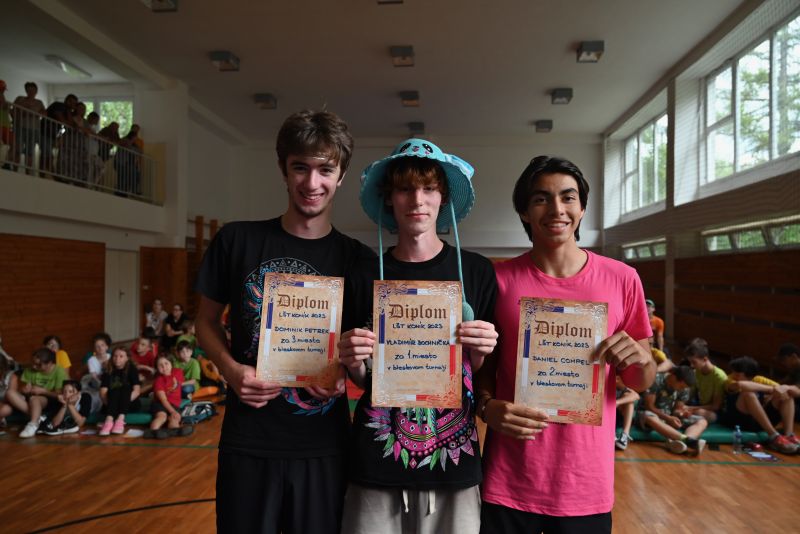 Trojica najúspešnejších hráčov bleskového turnaja, vrátane zlatého Vladka 542