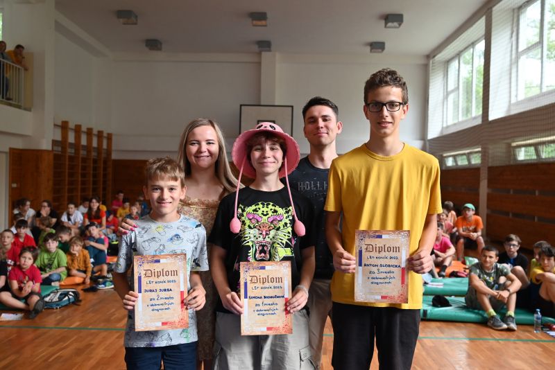 Trojica najúspešnejších v Dobrovoľných diagramoch, vrátane zlatej Simonky 544