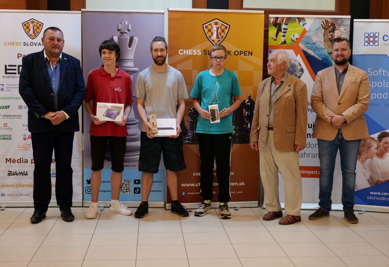 Trojica najúspešnejších hráčov Openu B, vrátane bronzového Joniho (zdroj: FB konto organizátora) 598