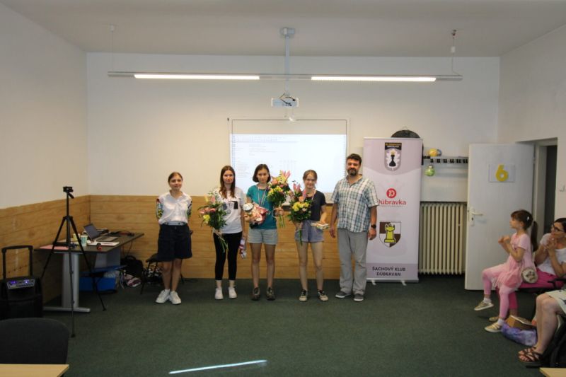 Víťazná trojica Dámskeho šachového turnaja, vrátane zlatej Lucky 016