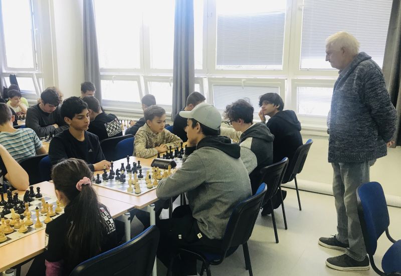 Partii na prvej šachovnici sa prizerá hlavný rozhodca podujatia 112