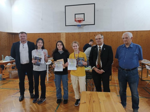 Trojica najúspešnejších žiačok ZŠ v rámci MBK v šachu, vrátane bronzovej Natálky (zdroj: záverečná správa organizátora súťaže) 137