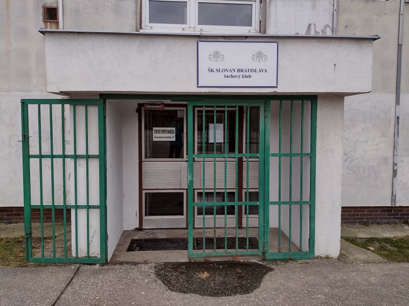 Vstup do hracích priestorov ŠK Slovan 207