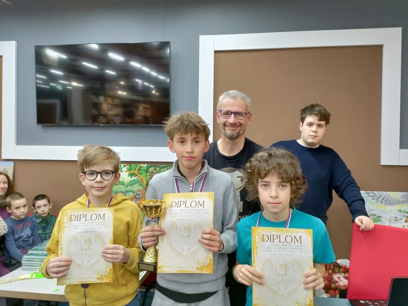 Trojica najúspešnejších hráčov CH14, vrátane bronzového Sebiho (zdroj: FB konto BŠA) 252