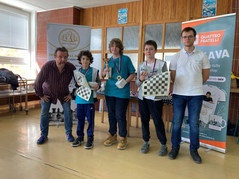 Trojica najúspešnejších hráčov kategórie CH14, vrátane zlatého Tobiho a bronzového Sebiho 258