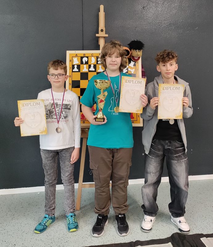 Trojica najúspešnejších hráčov turnaja, vrátane víťazného Tobiho (zdroj: FB konto organizátora) 307