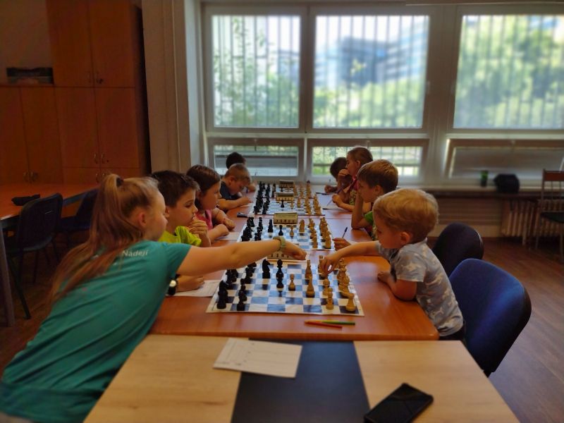 Oliver sa učí zapisovať partiu 441