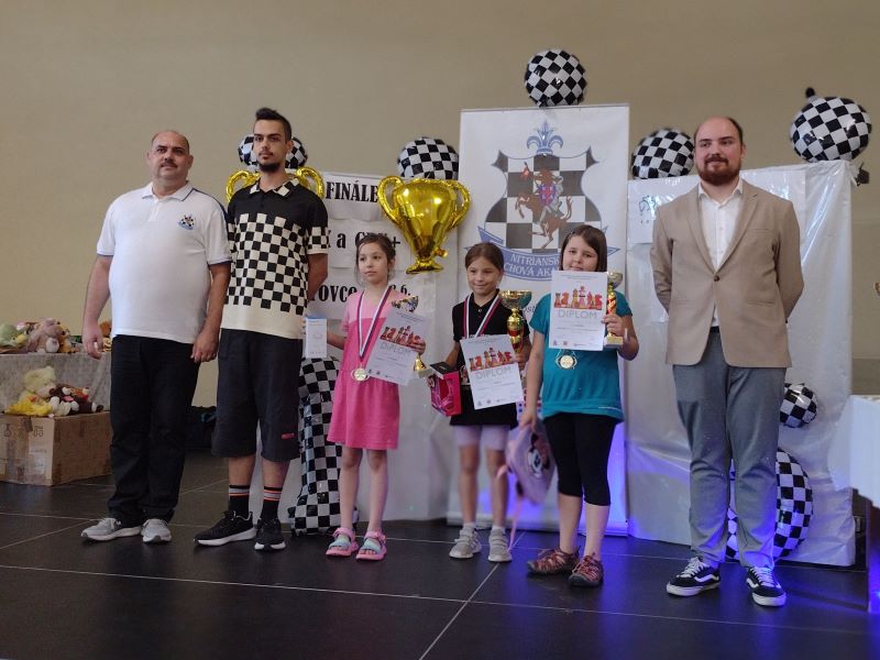 Trojica najúspešnejších hráčok v kategórii D08, vrátane bronzovej Biby 456