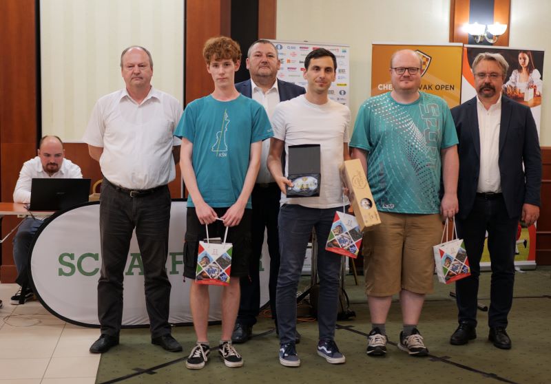 Medailisti MSR v bleskovom šachu, vrátane strieborného Vladka (zdroj: oficiálny album podujatia) 548